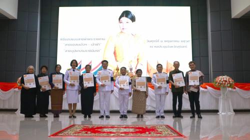อำเภอสำโรงทาบ นำช่างทอผ้า ร่วมพิธีมอบลายผ้าพระราชทาน "ลายขอสมเด็จฯ-เจ้าฟ้าฯ"และ "บุปผาบรมราชินีนาถ" ประจำปี 2569